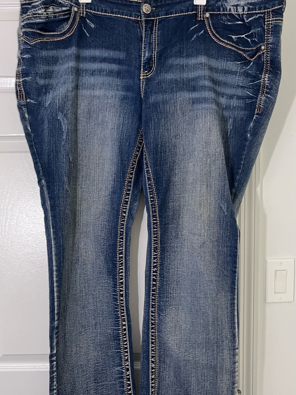Ariya  Women’s Dark Wash Bootcut Jean Blue with whiskering contrast stitching 3X - Picture 2 of 13